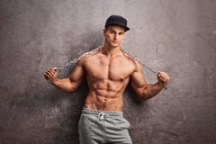 Voyou sans chemise de rue tenant une chaîne en métal images libres de droits Voyou sans chemise de rue tenant une chaîne en métal images libres de droits