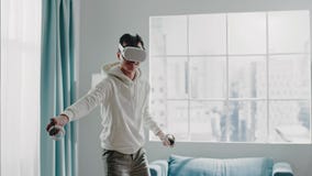 Jogador jogando jogo de ação online testando sensores de movimento enquanto  casal de jogos está configurando jogo de realidade virtual em casa. homem  transmitindo jogo de tiro em primeira pessoa no pc enquanto amigos usa  óculos de realidade