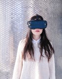 VR Vrouw van de het gezichtstelefoon van het achtergrond de witte bezinningsmeisje virtuele werkelijkheidshoofdtelefoon donkerbru stock afbeelding VR Vrouw van de het gezichtstelefoon van het achtergrond de witte bezinningsmeisje virtuele werkelijkheidshoofdtelefoon donkerbru stock afbeelding