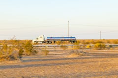 Vrachtwagen op weg 8 in zonsopgang stock fotografie Vrachtwagen op weg 8 in zonsopgang stock fotografie