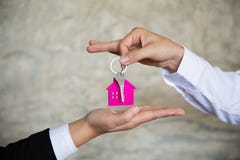 Vraie cl? de maison de participation d'agent immobilier ? son client apr?s la signature de l'accord contractuel dans le bureau, c images stock Vraie cl? de maison de participation d'agent immobilier ? son client apr?s la signature de l'accord contractuel dans le bureau, c images stock