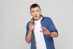 Vreesconcept Heeft de jongens open mond en grote ogen Stock Afbeelding Vreesconcept Heeft de jongens open mond en grote ogen Stock Afbeelding