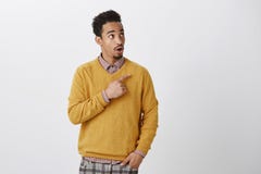 Vriend met luxueus ontwerp van vlakte wordt verbaasd die Portret van verbaasde knappe Afrikaans-Amerikaan met afrokapsel royalty-vrije stock afbeelding Vriend met luxueus ontwerp van vlakte wordt verbaasd die Portret van verbaasde knappe Afrikaans-Amerikaan met afrokapsel royalty-vrije stock afbeelding