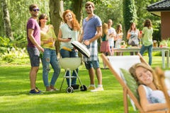 Vrienden bij BBQ de zomerpartij royalty-vrije stock afbeelding Vrienden bij BBQ de zomerpartij royalty-vrije stock afbeelding