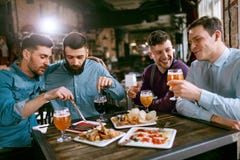 Vrienden bij Diner het Drinken Bier en het Eten van Voedsel bij Restaurant royalty-vrije stock afbeelding Vrienden bij Diner het Drinken Bier en het Eten van Voedsel bij Restaurant royalty-vrije stock afbeelding