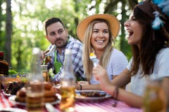 Vrienden die barbecue maken en lunch in de aard hebben royalty-vrije stock afbeelding Vrienden die barbecue maken en lunch in de aard hebben royalty-vrije stock afbeelding