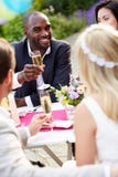 Vrienden die Champagne Toast At Wedding voorstellen royalty-vrije stock fotografie Vrienden die Champagne Toast At Wedding voorstellen royalty-vrije stock fotografie