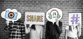 Vrienden die gedachte bellen met sociale media conceptenico steunen royalty-vrije stock fotografie Vrienden die gedachte bellen met sociale media conceptenico steunen royalty-vrije stock fotografie