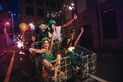 Vrienden die van op de dagviering van StPatrick ` s uit genieten op straat royalty-vrije stock afbeelding Vrienden die van op de dagviering van StPatrick ` s uit genieten op straat royalty-vrije stock afbeelding