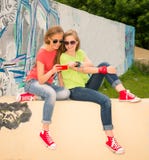 Vriendschap, technologie en Internet-concept - twee die teenag glimlachen royalty-vrije stock afbeelding Vriendschap, technologie en Internet-concept - twee die teenag glimlachen royalty-vrije stock afbeelding