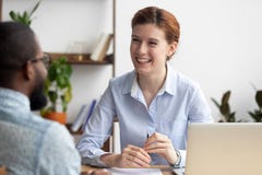 Vriendschappelijke bedrijf uitvoerende interviewende kandidaat voor vacature royalty-vrije stock fotografie Vriendschappelijke bedrijf uitvoerende interviewende kandidaat voor vacature royalty-vrije stock fotografie