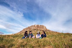 Vriendschapsbeeld van reizigers die van natuurlijk landschap genieten stock foto Vriendschapsbeeld van reizigers die van natuurlijk landschap genieten stock foto