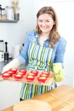 Vrij jonge vrouw die smakelijke muffins thuis bakken royalty-vrije stock foto's Vrij jonge vrouw die smakelijke muffins thuis bakken royalty-vrije stock foto's
