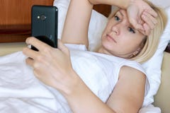 Vrij Kaukasische vrouw die op bed liggen Mooi meisje die cellphone en het rusten gebruiken royalty-vrije stock afbeeldingen Vrij Kaukasische vrouw die op bed liggen Mooi meisje die cellphone en het rusten gebruiken royalty-vrije stock afbeeldingen
