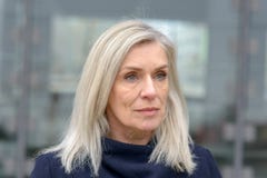 Vrij nadenkende blauwe eyed blonde vrouw stock afbeeldingen Vrij nadenkende blauwe eyed blonde vrouw stock afbeeldingen