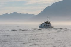 Vrije tijds Vissersboot die toeristenou nemen royalty-vrije stock foto Vrije tijds Vissersboot die toeristenou nemen royalty-vrije stock foto