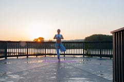 Vrikshasana stelt De jonge vrouw doet yoga op de zonsopgang stock afbeeldingen Vrikshasana stelt De jonge vrouw doet yoga op de zonsopgang stock afbeeldingen