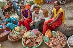 Vrindavan, o 22 de outubro de 2016: Crianças locais que vendem potenciômetros de argila em imagens de stock Vrindavan, o 22 de outubro de 2016: Crianças locais que vendem potenciômetros de argila em imagens de stock