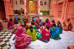 Vrindavan, 22 Oktober 2016: Groep vrouwenkantiek in y van een tempel stock foto's Vrindavan, 22 Oktober 2016: Groep vrouwenkantiek in y van een tempel stock foto's