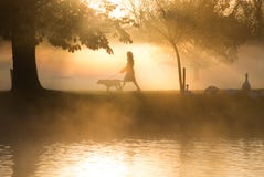 Vroege ochtendmist en mist over meer met langs passers royalty-vrije stock foto Vroege ochtendmist en mist over meer met langs passers royalty-vrije stock foto