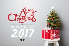 VROLIJKE KERSTMIS en GELUKKIGE NIEUWJAAR 2017 tekst op de muur Royalty-vrije Stock Foto's VROLIJKE KERSTMIS en GELUKKIGE NIEUWJAAR 2017 tekst op de muur Royalty-vrije Stock Foto's