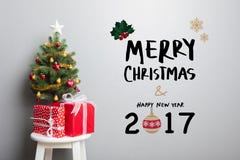 VROLIJKE KERSTMIS en GELUKKIGE NIEUWJAAR 2017 tekst op de muur Stock Foto's VROLIJKE KERSTMIS en GELUKKIGE NIEUWJAAR 2017 tekst op de muur Stock Foto's