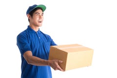Vrolijke leveringsmens Gelukkige jonge koerier die een kartondoos houden stock afbeeldingen Vrolijke leveringsmens Gelukkige jonge koerier die een kartondoos houden stock afbeeldingen