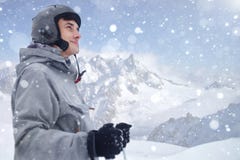 Vrolijke skiër die verafgelegen alvorens aan het ski?en te beginnen kijken Gelukkige mens die van vakantie in wintertijd genieten royalty-vrije stock foto Vrolijke skiër die verafgelegen alvorens aan het ski?en te beginnen kijken Gelukkige mens die van vakantie in wintertijd genieten royalty-vrije stock foto