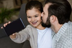 vrolijke vader met dochter het nemen selfie op smartphone royalty-vrije stock afbeeldingen vrolijke vader met dochter het nemen selfie op smartphone royalty-vrije stock afbeeldingen