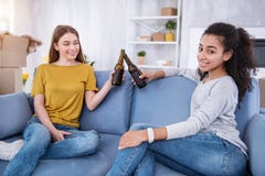 Vrolijke vrouwelijke vrienden die bier drinken en het bewegen vieren zich royalty-vrije stock afbeelding Vrolijke vrouwelijke vrienden die bier drinken en het bewegen vieren zich royalty-vrije stock afbeelding
