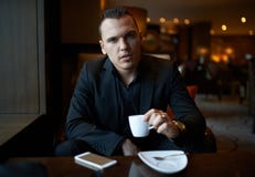 Vrolijke zakenman het drinken koffie in restaurant royalty-vrije stock foto's Vrolijke zakenman het drinken koffie in restaurant royalty-vrije stock foto's