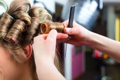 Vrouw bij het kapper krullende haar stock foto Vrouw bij het kapper krullende haar stock foto