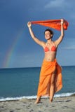 Vrouw in bikini en pareoholdingssjaal stock afbeelding Vrouw in bikini en pareoholdingssjaal stock afbeelding