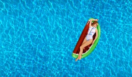 Vrouw in bikini op de opblaasbare matras in het zwembad stock foto's Vrouw in bikini op de opblaasbare matras in het zwembad stock foto's