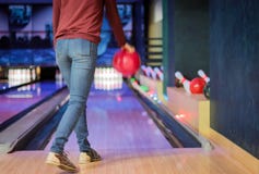 Vrouw in club voor kegelen stock afbeeldingen Vrouw in club voor kegelen stock afbeeldingen