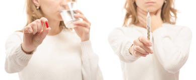 Vrouw in de handen van een tablet van een glas van van de de geneeskunde koude griep van de waterthermometer vastgestelde gezonde stock foto Vrouw in de handen van een tablet van een glas van van de de geneeskunde koude griep van de waterthermometer vastgestelde gezonde stock foto