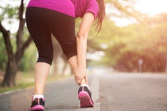 Vrouw die aan een enkelverwonding lijden terwijl het uitoefenen Het lopende concept van de sportverwonding royalty-vrije stock afbeelding Vrouw die aan een enkelverwonding lijden terwijl het uitoefenen Het lopende concept van de sportverwonding royalty-vrije stock afbeelding
