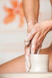 Vrouw die aan een pottenbakkers` s wiel werken stock foto Vrouw die aan een pottenbakkers` s wiel werken stock foto