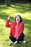 Vrouw die aan muziek luisteren Royalty-vrije Stock Foto Vrouw die aan muziek luisteren Royalty-vrije Stock Foto