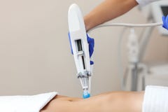 Vrouw die buik mesotherapy in schoonheidssalon hebben stock fotografie Vrouw die buik mesotherapy in schoonheidssalon hebben stock fotografie