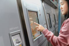 Vrouw die de bestemming op de machine van het metrokaartje kiezen Het concept van het vervoer royalty-vrije stock foto Vrouw die de bestemming op de machine van het metrokaartje kiezen Het concept van het vervoer royalty-vrije stock foto