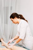Vrouw die de procedure van de haarverwijdering aangaande been met het zoeten van deeg hebben royalty-vrije stock foto's Vrouw die de procedure van de haarverwijdering aangaande been met het zoeten van deeg hebben royalty-vrije stock foto's