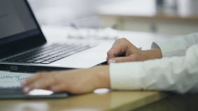 Vrouw die e-mail op laptop, vrouwelijke handen typen die smartphone nemen om berichten te controleren stock video Vrouw die e-mail op laptop, vrouwelijke handen typen die smartphone nemen om berichten te controleren stock video