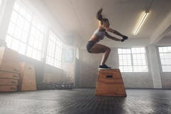 Vrouw die een dooshurkzit doen bij de gymnastiek stock fotografie Vrouw die een dooshurkzit doen bij de gymnastiek stock fotografie