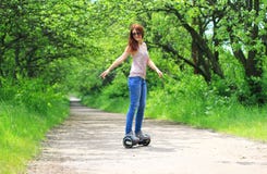 Vrouw die een elektroautoped berijden in openlucht - hang raad, slim saldowiel, gyroscoopautoped, hyroscooter, persoonlijk Eco-ve Stock Foto Vrouw die een elektroautoped berijden in openlucht - hang raad, slim saldowiel, gyroscoopautoped, hyroscooter, persoonlijk Eco-ve Stock Foto
