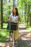 Vrouw die een fiets met haar hond berijden Royalty-vrije Stock Afbeeldingen Vrouw die een fiets met haar hond berijden Royalty-vrije Stock Afbeeldingen