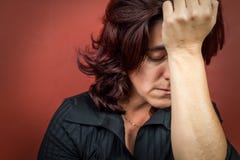Vrouw die een hoofdpijn of een sterke depressie sufffering stock afbeeldingen Vrouw die een hoofdpijn of een sterke depressie sufffering stock afbeeldingen