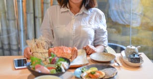 Vrouw die en van Japanse maaltijd eten genieten stock foto's Vrouw die en van Japanse maaltijd eten genieten stock foto's
