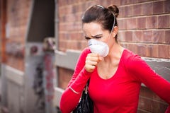 Vrouw die facemask het hoesten dragen stock foto Vrouw die facemask het hoesten dragen stock foto