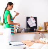 Vrouw die gezonde voedsel status maken glimlachend in keuken Stock Fotografie Vrouw die gezonde voedsel status maken glimlachend in keuken Stock Fotografie